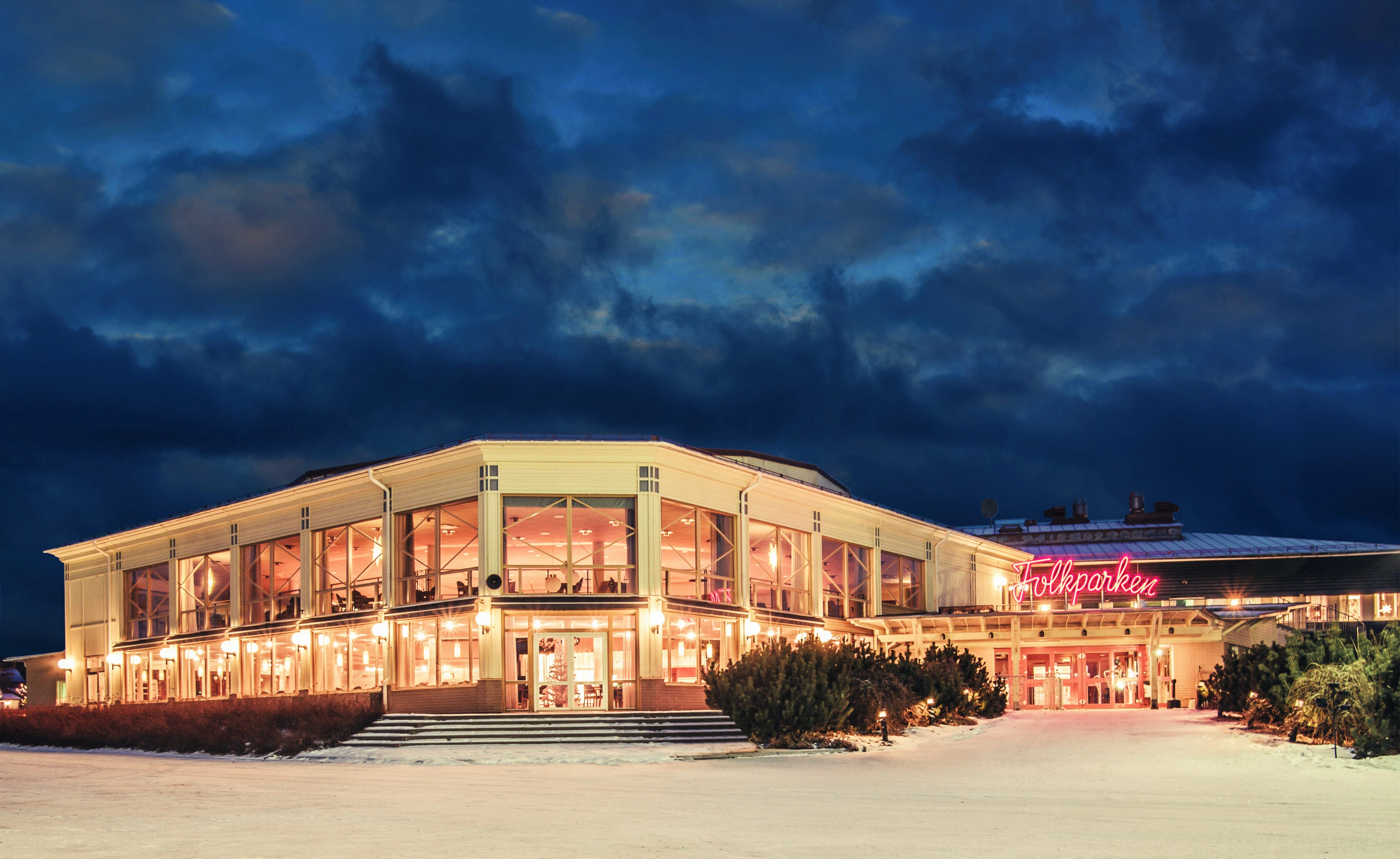 Foto på Folkparken Skellefteå med mörk himmel